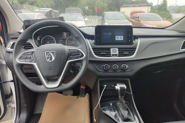 Used Baojun 730 2019 1.5T CVT Fashion Model 7 Seats China V Emission Standard Center Console