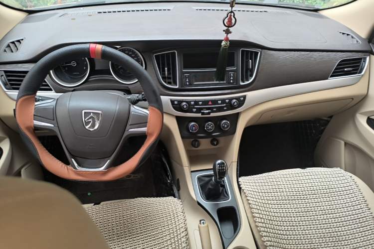 Used Baojun 730 2019 1.5L Manual Value Edition 7 Seats China VI Emission Standard Center Console