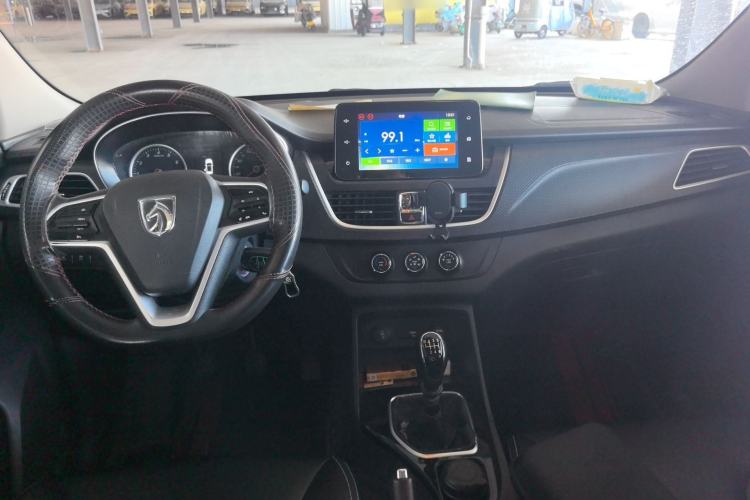 Used Baojun 730 2019 1.5L Manual Fashion Model 7-seater China VI Center Console