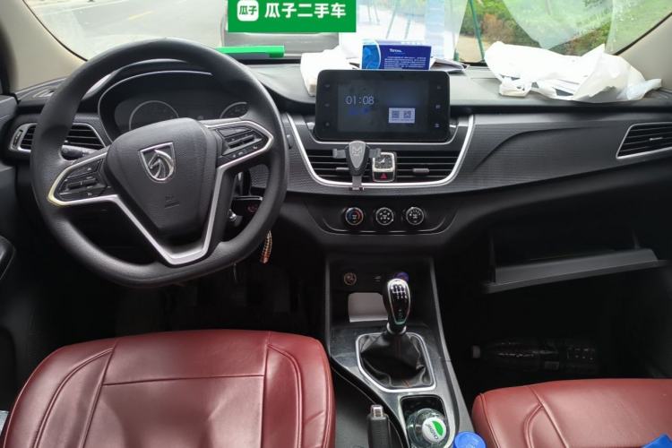 Used Baojun 730 2019 1.5T Manual Fashion Model 7-seater China VI Center Console