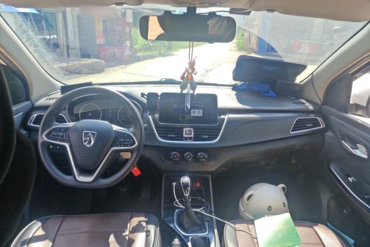Used Baojun 730 2019 1.5L Manual Fashion Model 7-seater National V Center Console
