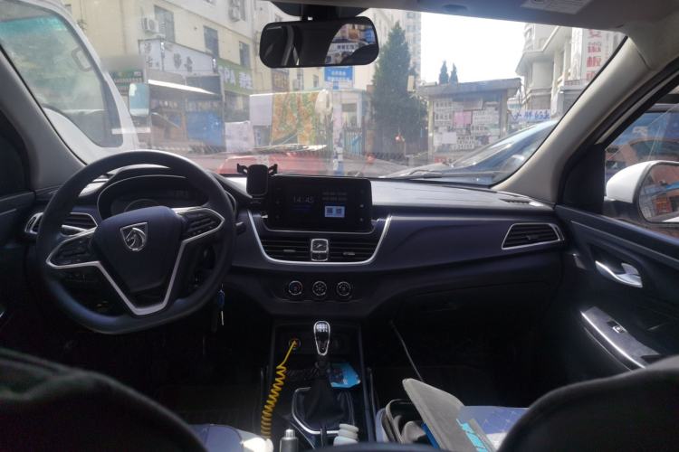 Used Baojun 730 2019 1.5L Manual Fashion Model 7-seater National V Center Console