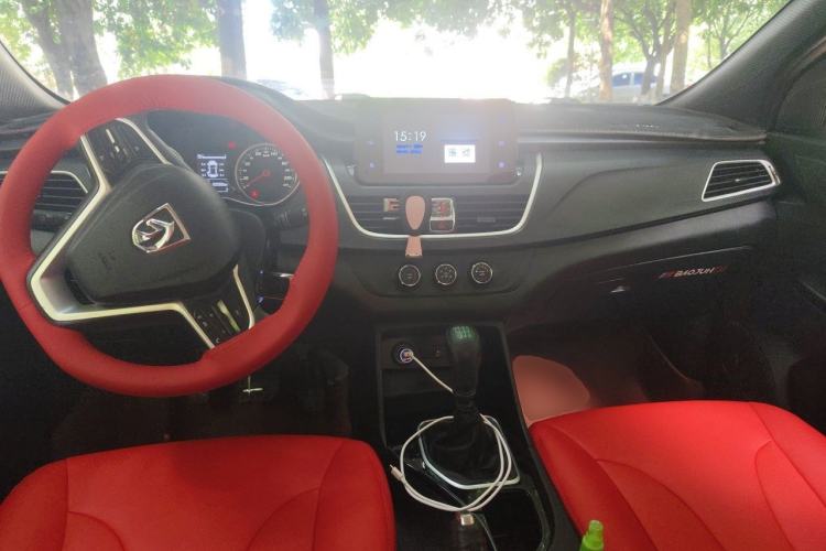Used Baojun 730 2019 1.5T Manual Fashion Model 7-seater National V Center Console