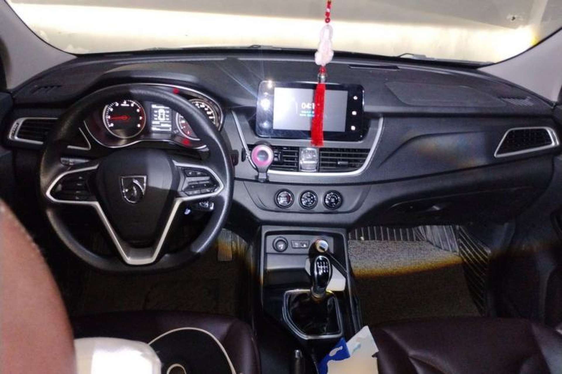 Used Baojun 730 2019 1.5L Manual Fashion Model 7-seater National V Center Console