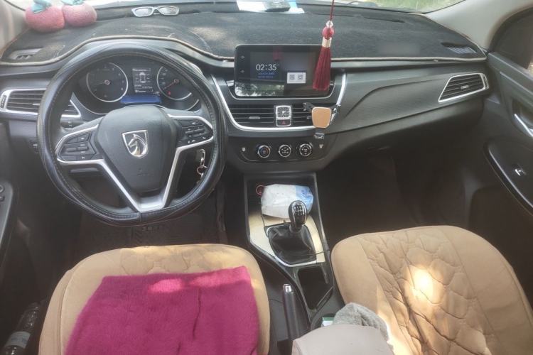 Used Baojun 730 2019 1.5L Manual Fashion Model 7-seater China VI Center Console