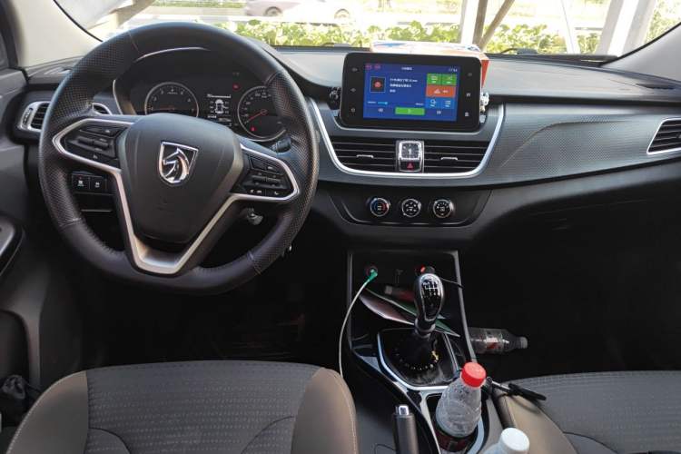 Used Baojun 730 2019 1.5L Manual Fashion Model 7-seater China VI Center Console