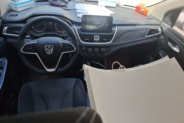 Used Baojun 730 2019 1.5T Manual Fashion Model 7-seater National V Center Console
