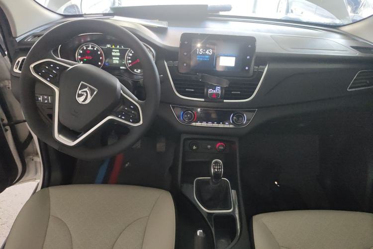 Used Baojun 730 2019 1.5T Manual Fashion Model 7-seater China VI Center Console