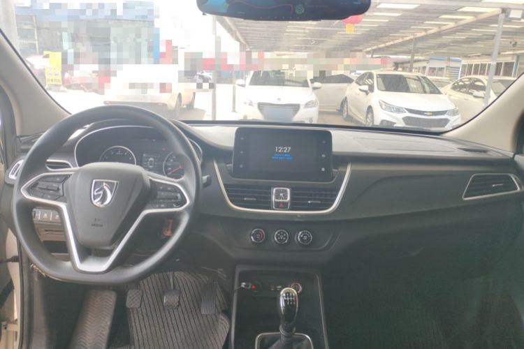 Used Baojun 730 2019 1.5T Manual Fashion Model 7-seater National V Center Console