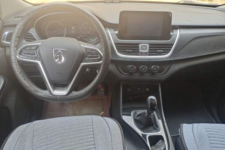 Used Baojun 730 2019 1.5L Manual Fashion Model 7-seater China VI Center Console