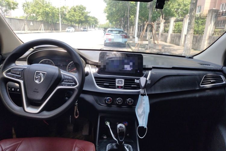 Used Baojun 730 2019 1.5T Manual Fashion Model 7-seater China VI Center Console