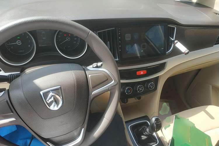 Used Baojun 730 2019 1.5L Manual Value Edition 7 Seats China VI Emission Standard Center Console
