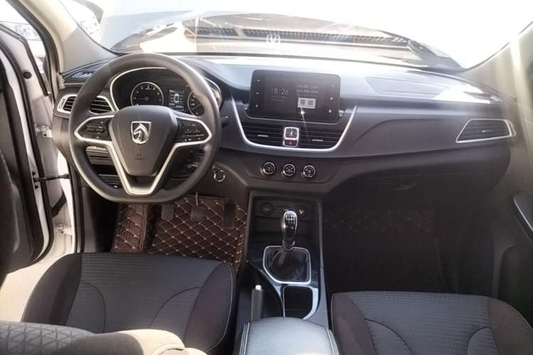 Used Baojun 730 2019 1.5L Manual Fashion Model 7-seater National V Center Console
