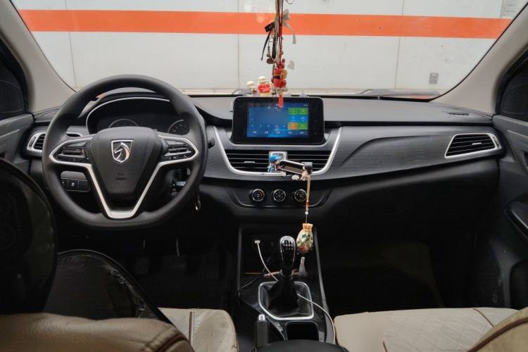 Used Baojun 730 2019 1.5L Manual Fashion Model 7-seater National V Center Console