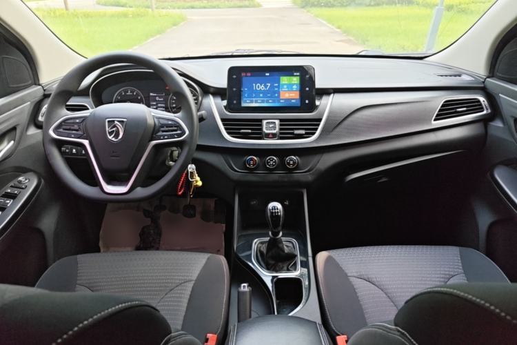 Used Baojun 730 2019 1.5L Manual Fashion Model 7-seater China VI Center Console