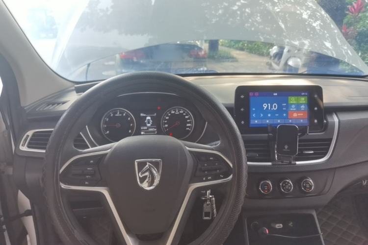 Used Baojun 730 2019 1.5T Manual Fashion Model 7-seater China VI Center Console