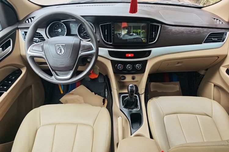Used Baojun 730 2019 1.5L Manual Value Edition 7 Seats China VI Emission Standard Center Console