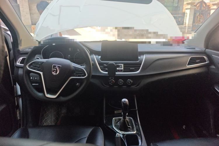 Used Baojun 730 2019 1.5L Manual Fashion Model 7-seater China VI Center Console