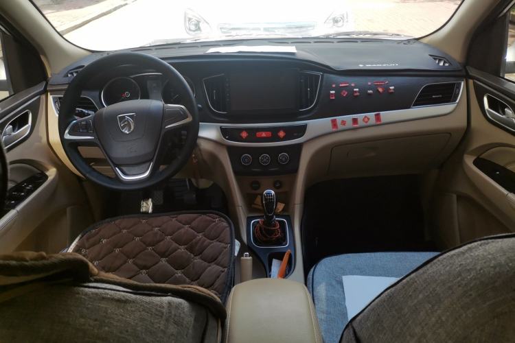 Used Baojun 730 2019 1.5L Manual Value Edition 7 Seats China VI Emission Standard Center Console