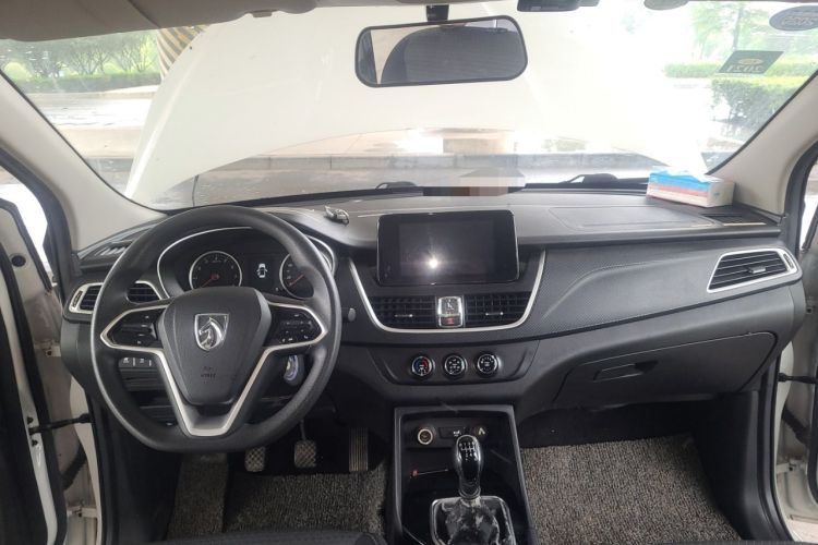 Used Baojun 730 2019 1.5L Manual Fashion Model 7-seater National V Center Console