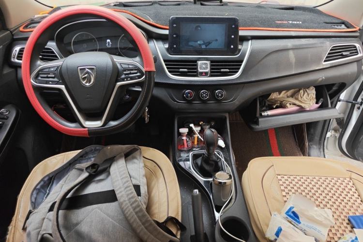 Used Baojun 730 2019 1.5T Manual Fashion Model 7-seater China VI Center Console