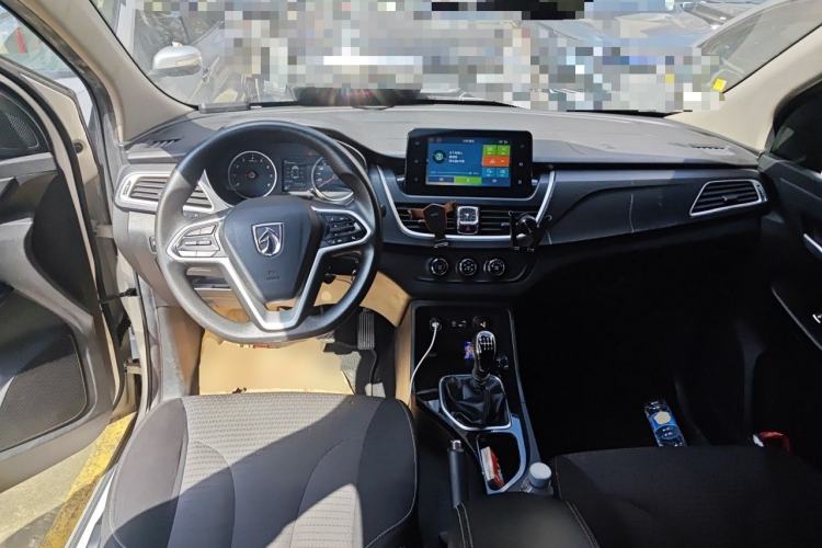 Used Baojun 730 2019 1.5L Manual Fashion Model 7-seater National V Center Console