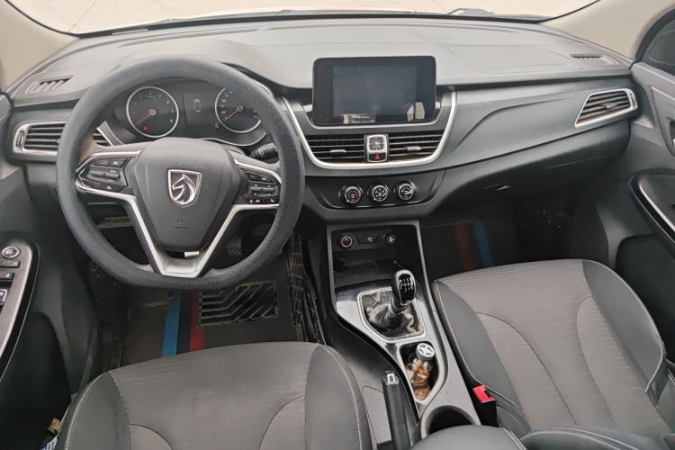 Used Baojun 730 2019 1.5L Manual Fashion Model 7-seater China VI Center Console