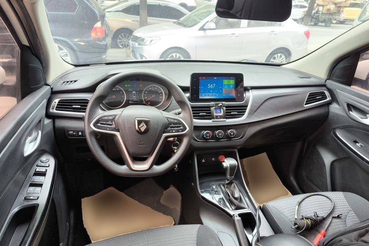Used Baojun 730 2019 1.5T CVT Fashion Model 7 Seats China V Emission Standard Center Console