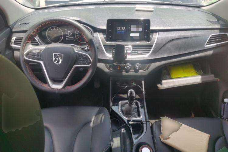 Used Baojun 730 2019 1.5L Manual Fashion Model 7-seater China VI Center Console