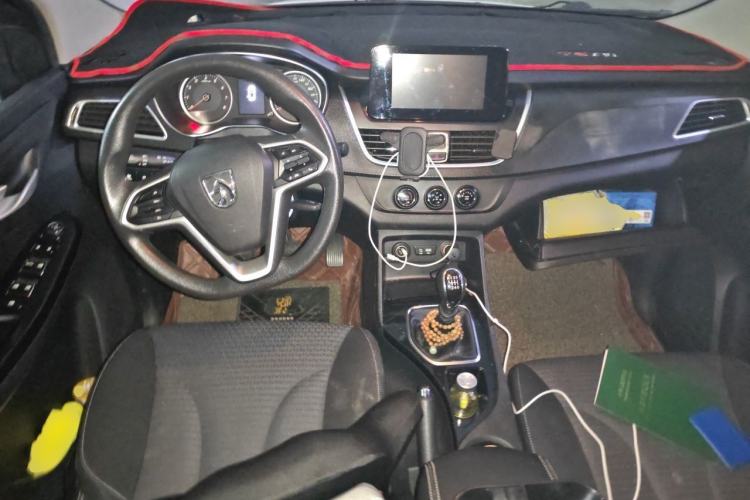 Used Baojun 730 2019 1.5T Manual Fashion Model 7-seater National V Center Console