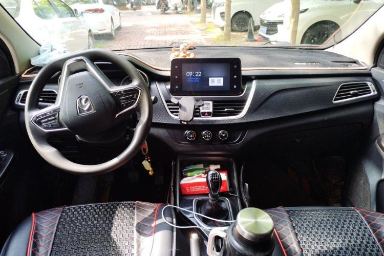 Used Baojun 730 2019 1.5T Manual Fashion Model 7-seater National V Center Console