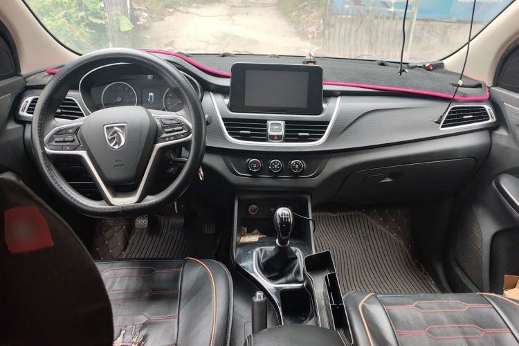 Used Baojun 730 2019 1.5L Manual Fashion Model 7-seater National V Center Console