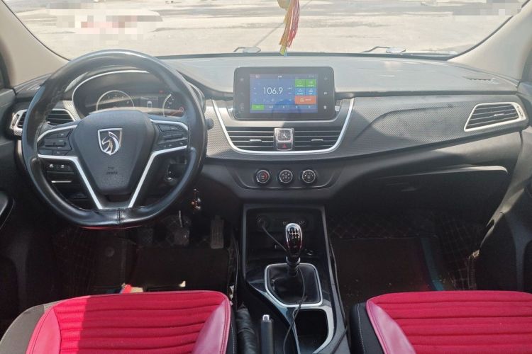 Used Baojun 730 2019 1.5T Manual Fashion Model 7-seater China VI Center Console