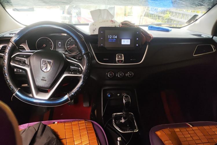 Used Baojun 730 2019 1.5L Manual Fashion Model 7-seater China VI Center Console