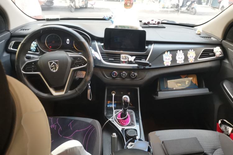 Used Baojun 730 2019 1.5L Manual Fashion Model 7-seater China VI Center Console