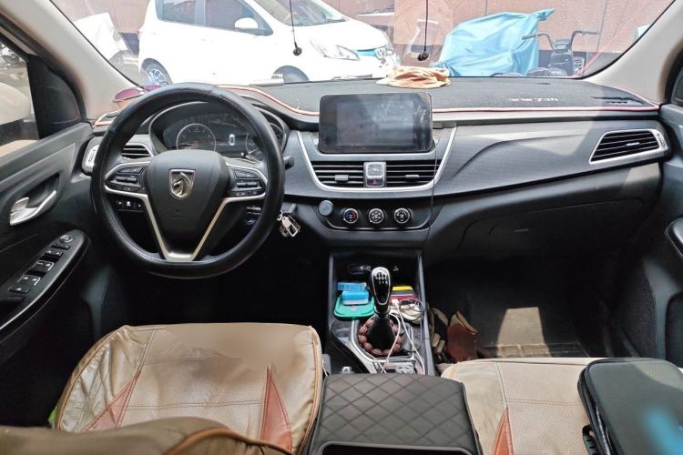 Used Baojun 730 2019 1.5L Manual Fashion Model 7-seater China VI Center Console