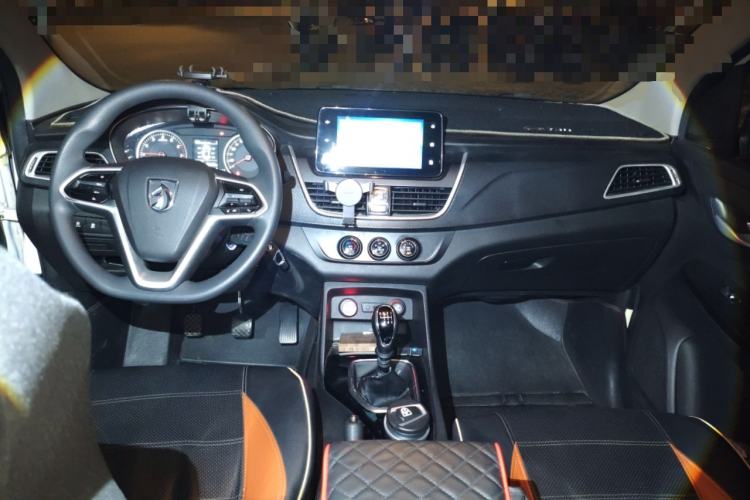 Used Baojun 730 2019 1.5L Manual Fashion Model 7-seater China VI Center Console
