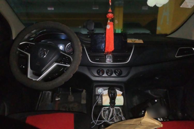Used Baojun 730 2019 1.5L Manual Fashion Model 7-seater China VI Center Console