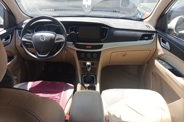 Used Baojun 730 2019 1.5L Manual Value Edition 7 Seats China VI Emission Standard Center Console