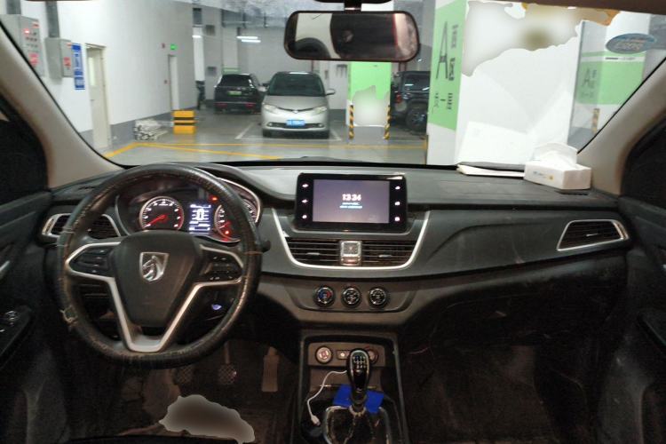 Used Baojun 730 2019 1.5L Manual Fashion Model 7-seater National V Center Console