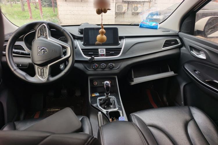 Used Baojun 730 2019 1.5L Manual Fashion Model 7-seater China VI Center Console