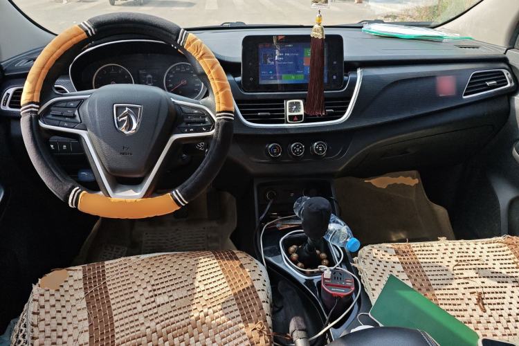 Used Baojun 730 2019 1.5L Manual Fashion Model 7-seater China VI Center Console