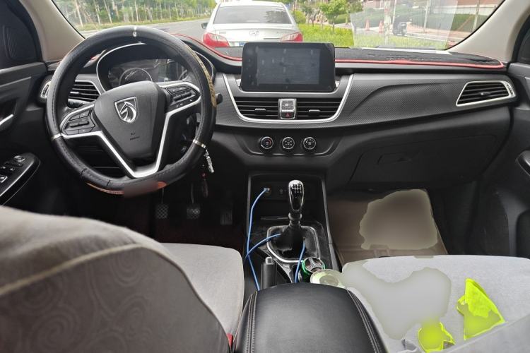 Used Baojun 730 2019 1.5L Manual Fashion Model 7-seater National V Center Console