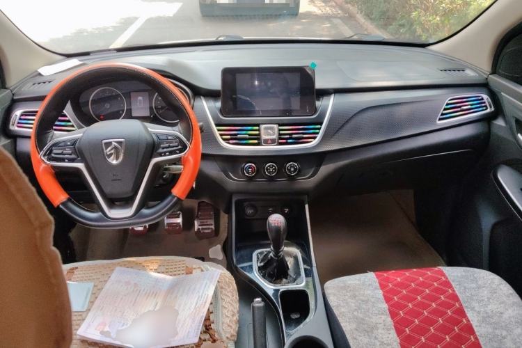 Used Baojun 730 2019 1.5L Manual Fashion Model 7-seater National V Center Console