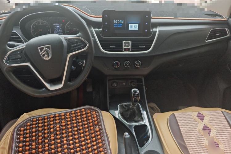 Used Baojun 730 2019 1.5L Manual Fashion Model 7-seater China VI Center Console