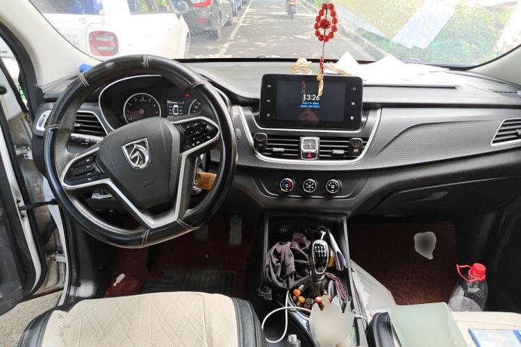 Used Baojun 730 2019 1.5T Manual Fashion Model 7-seater National V Center Console