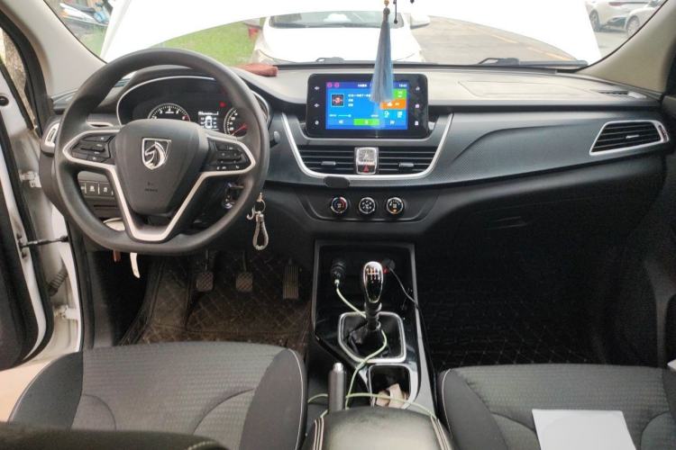 Used Baojun 730 2019 1.5L Manual Fashion Model 7-seater National V Center Console
