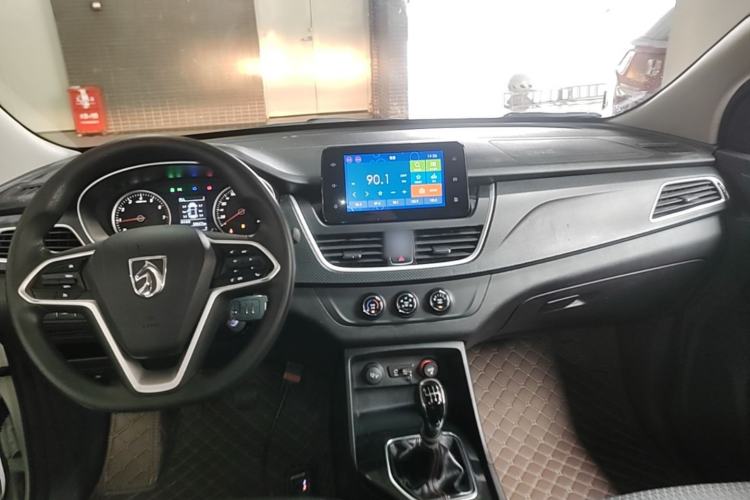 Used Baojun 730 2019 1.5L Manual Fashion Model 7-seater National V Center Console