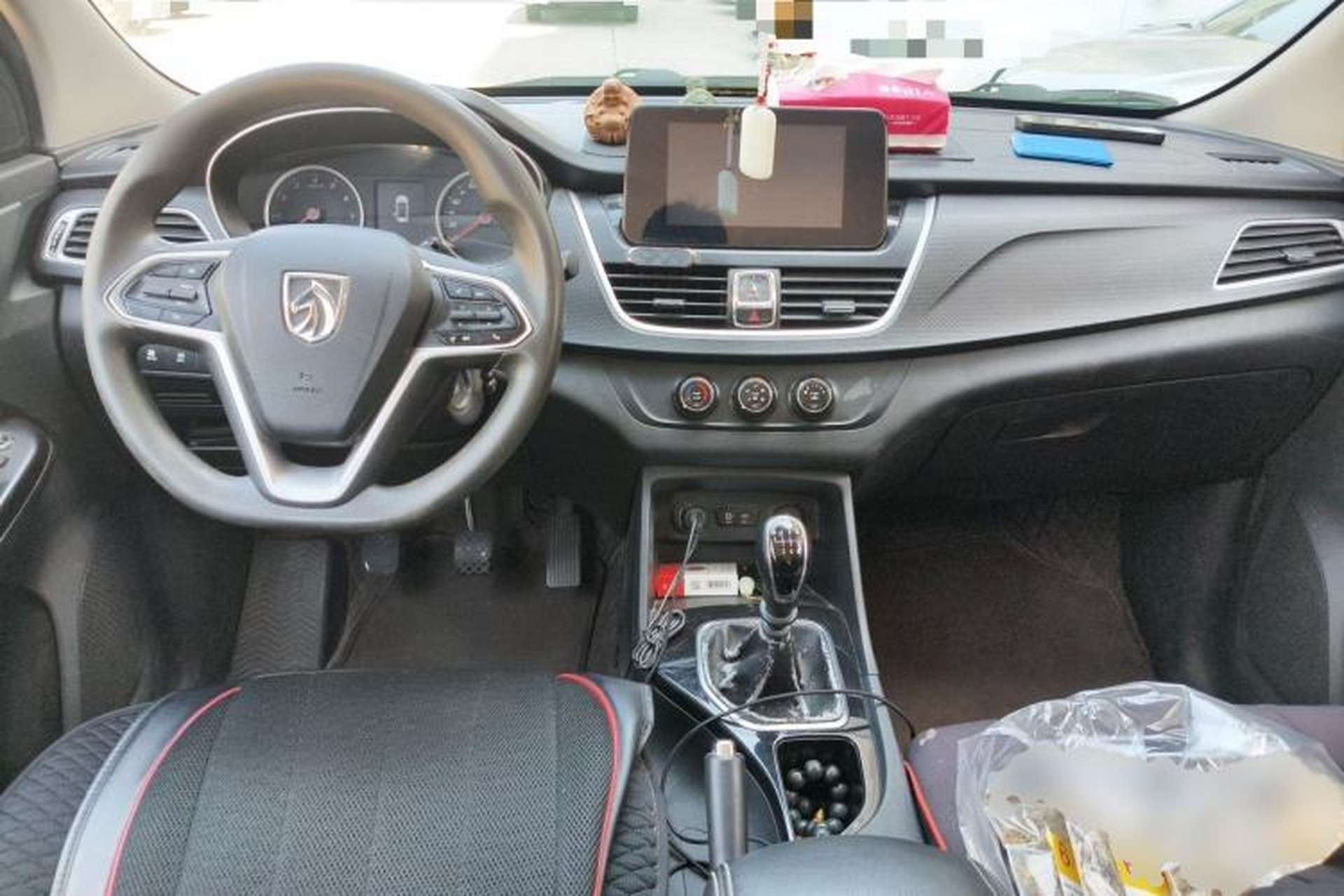Used Baojun 730 2019 1.5T Manual Fashion Model 7-seater National V Center Console