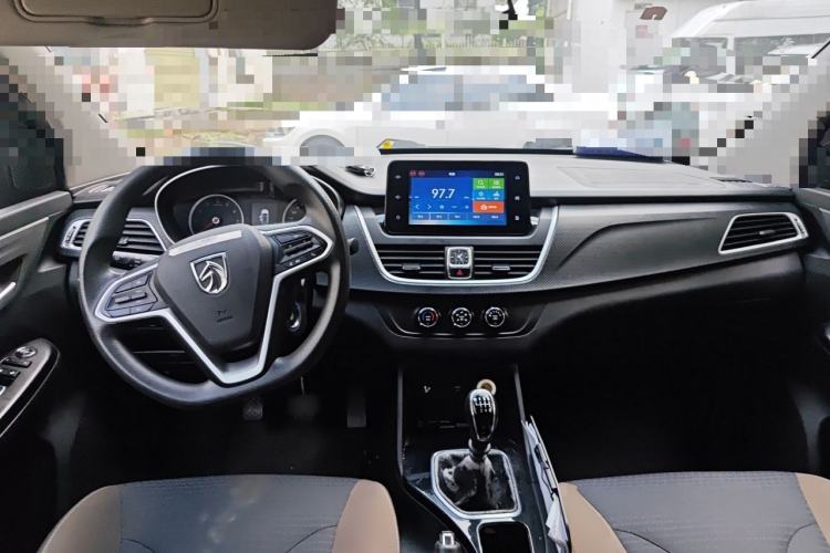 Used Baojun 730 2019 1.5L Manual Fashion Model 7-seater National V Center Console